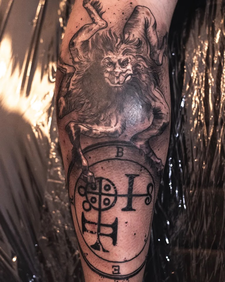 Tatuaje de espalda con diseño religioso detallado en black & grey