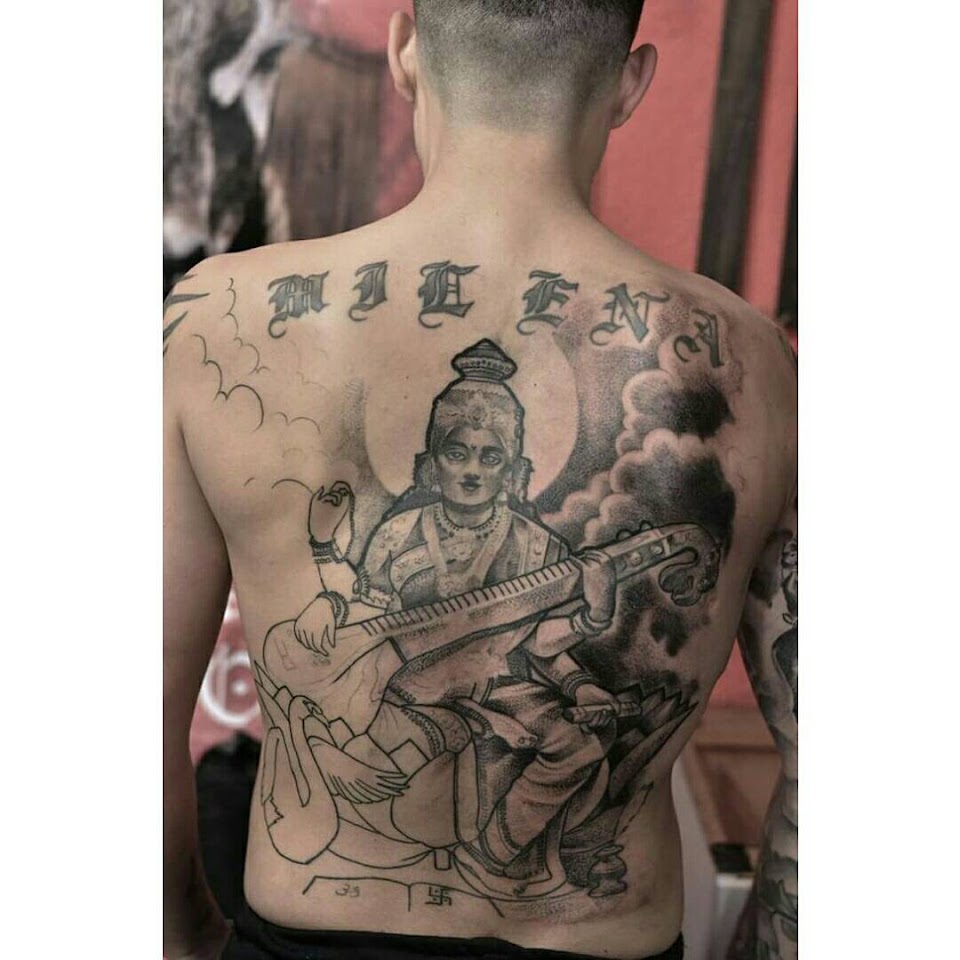 Interior del estudio Leamasacrux Tattoo en Flores