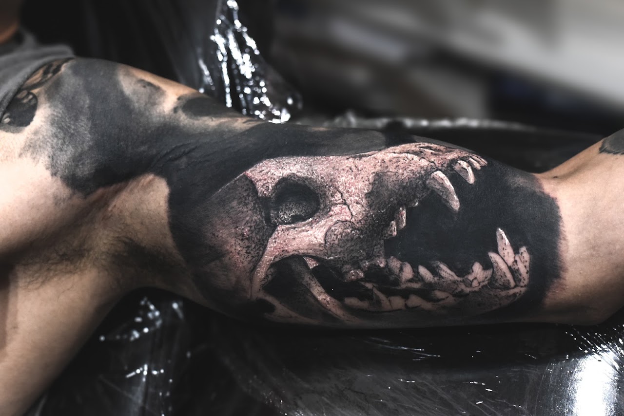 Sleeve de pierna con calavera y diseño old school en black & grey
