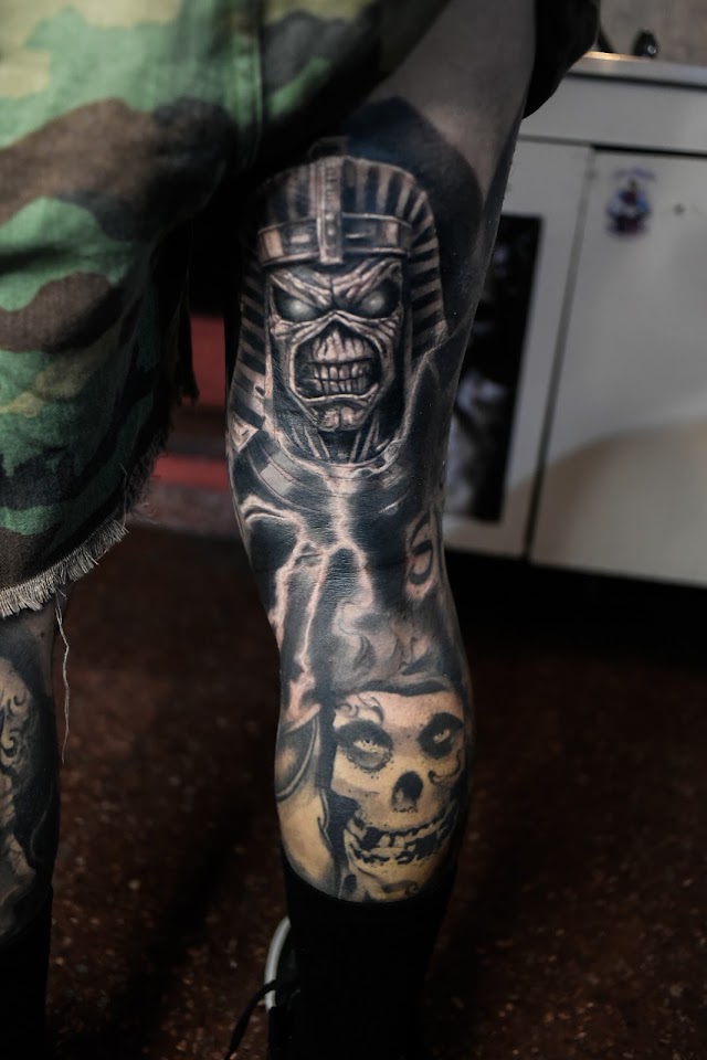 Tatuaje de calavera realista en el cuello